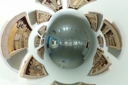 Pogled v virtualno razstavo Marca Bourlierja